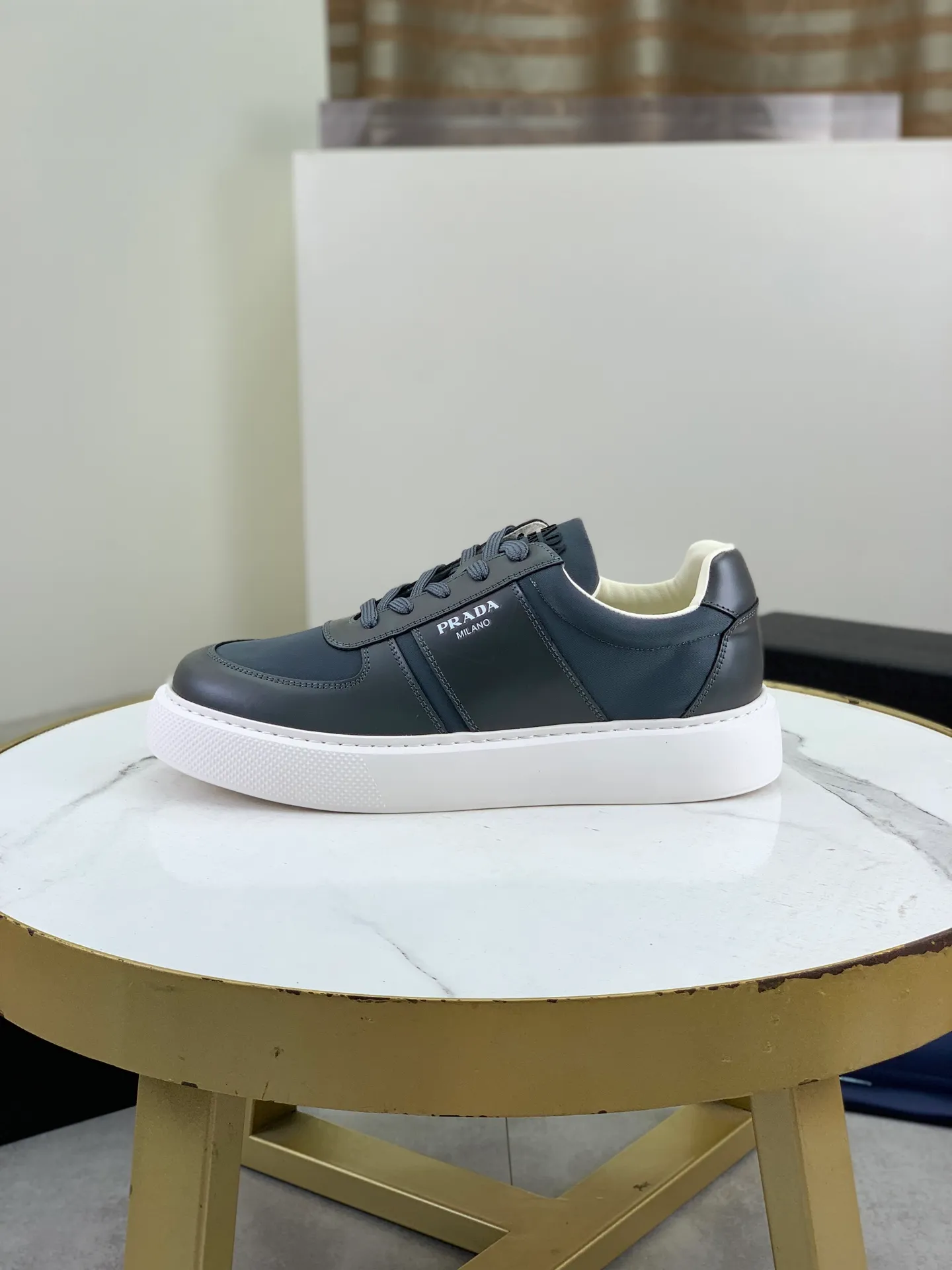 Factory price P660, top version, original order PRADA Prada's new casual sports shoes, original purchase, development and production, Prada men's classic series, technical breathable fabrics with cowhide, casual sports shoes, casual sports dad shoes, combined with high-tech breathable materials and cowhide, P's exclusive button decoration on the side. The outsole is full of P italic design and bright colors to show vitality and continue the brand design inspiration. Stroll around the city lightly and feel free and comfortable. Exquisite packaging at the delivery counter 🛍📦 ▪️Fabric: original custom pebbled calfskin ▪️Inner lining: cowhide lining ➕cowhide feet ▪️Outsole: molded PU+TPU material ▪️Sole thickness: 3.5CM ▪️Size: Men's 38-44 (45 can be customized) 2️⃣ colors available